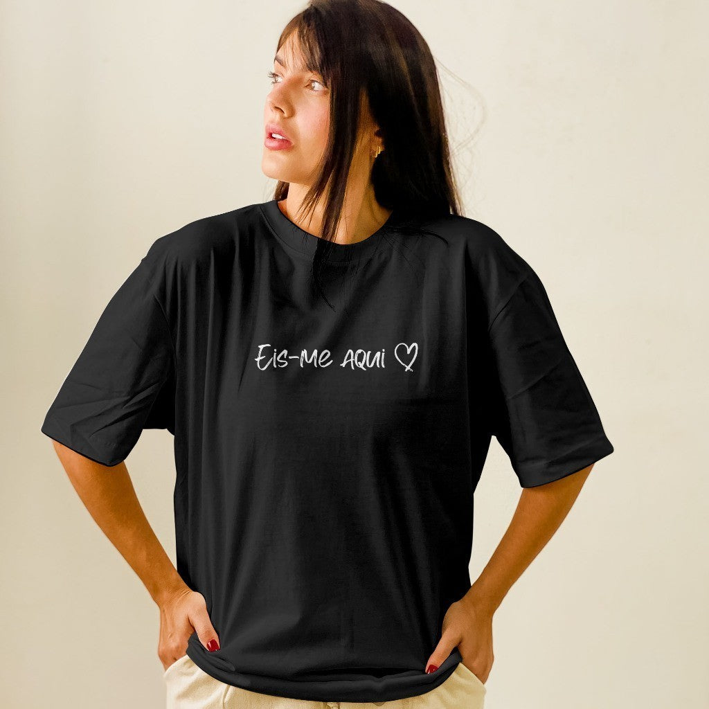 Camiseta Regular Eis Me Aqui - DROP