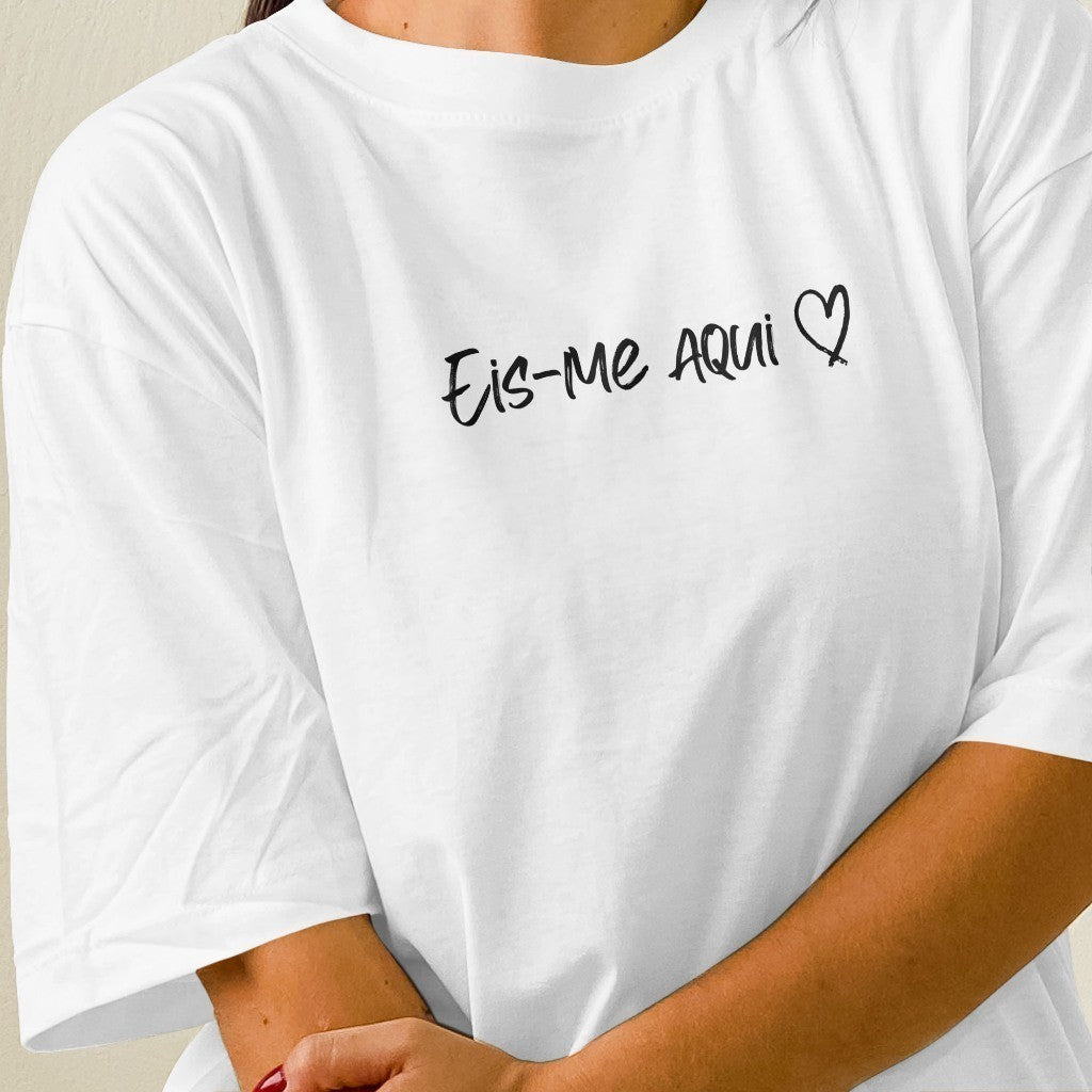 Camiseta Regular Eis Me Aqui - DROP