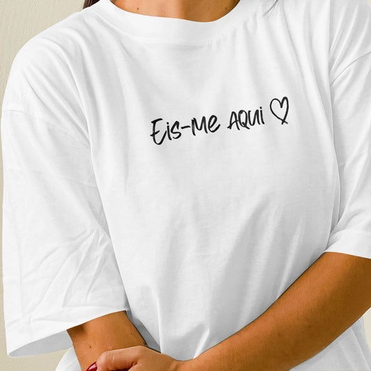 Camiseta Regular Eis Me Aqui - DROP