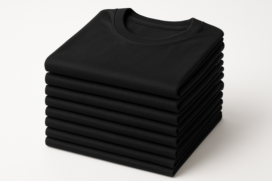 kit de 10 camisetas de algodao dobradas uma em cima da outra na cor preta